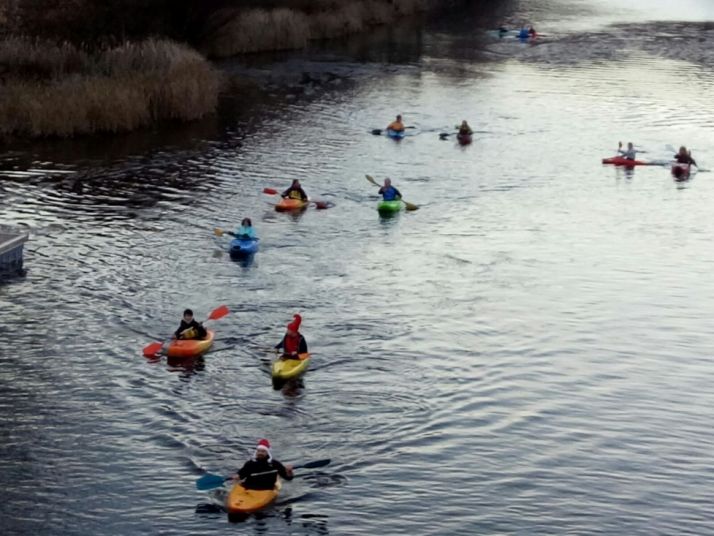 Imágenes de las piraguas llevando el belén