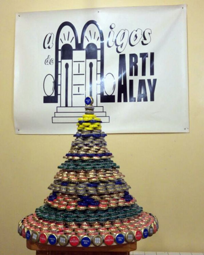 2.964 chapas de botella, para hacer un árbol de Navidad en Martialay