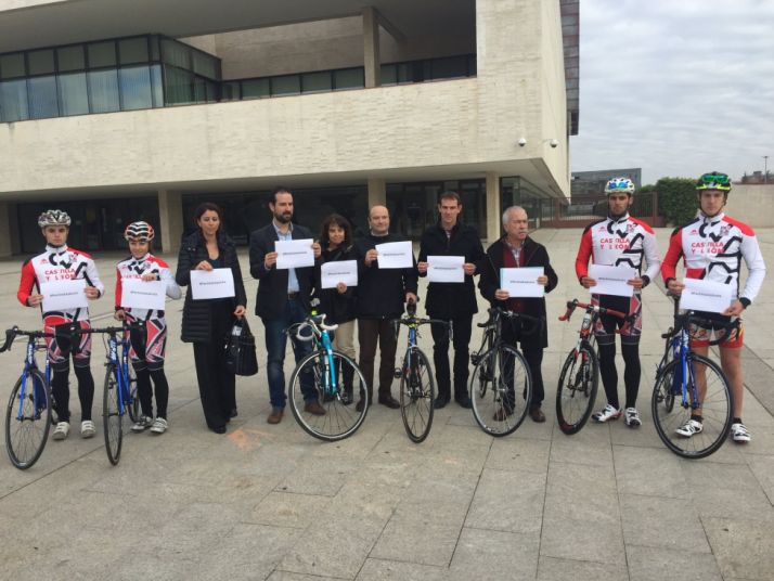 Ángel Hernández, apoyado por colectivos de deportistas y ciclistas ante las Cortes.