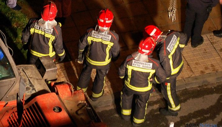 Un grupo de bomberos durante una actuación en la capital. /SN 
