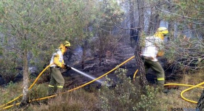 Operarios de la BRIF en tareas de extinción del incendio. /SN
