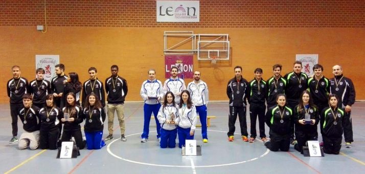 Los sorianos, en el centro, con su trofeo.