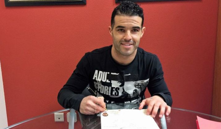 El sevillano este miércoles con el contrato./CDN