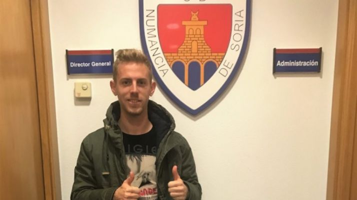 El jugador, en las oficinas del club soriano./CDN