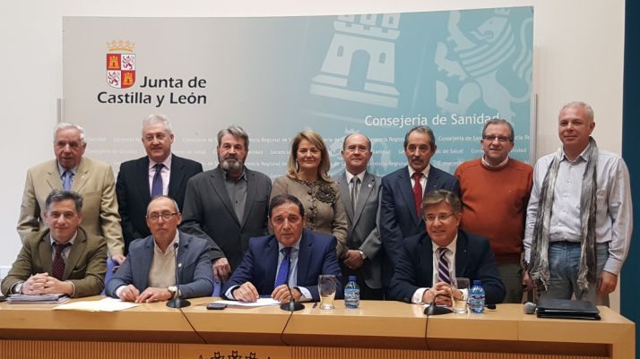 Representantes de las Hermandades tras la firma del convenio.