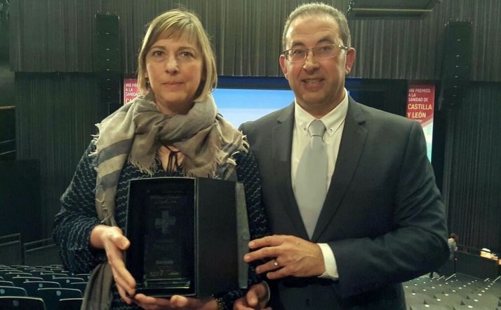 Representantes del equipo sanitario burgense con el galardón. /Jta.