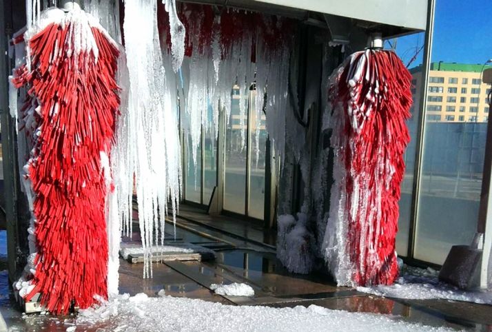 Un lavacoches en Soria ayer./A.Sandoval