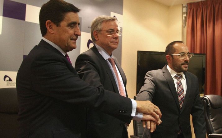 Martínez (izda.), Tarragó y Rey, tras la rueda de prensa en la Diputación. /SN