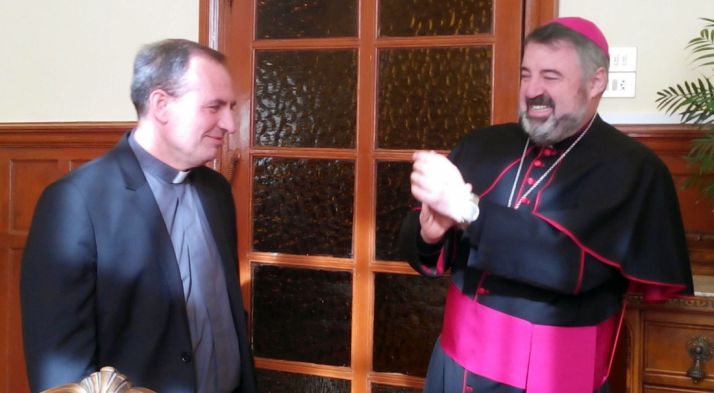 Abilio Martínez Varea, (izda.) junto con el obispo de Calahorra-La Calzada-Logroño este jueves. /DOS