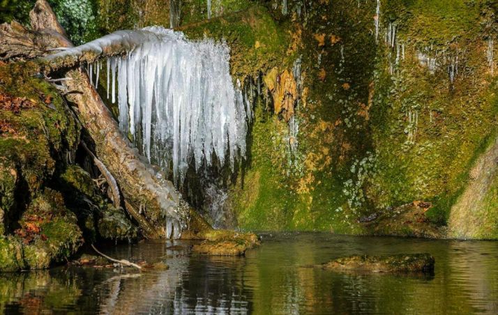 Foto de Felicísimo Verde, ayer, de la cascada de La Toba helada. /FV 