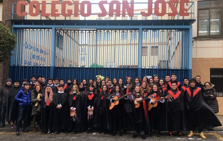 El grupo de tunos de ambos colegios.