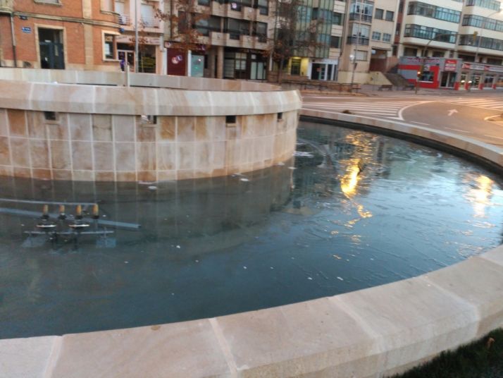 La fuente de la rotonda del Espolón, helada