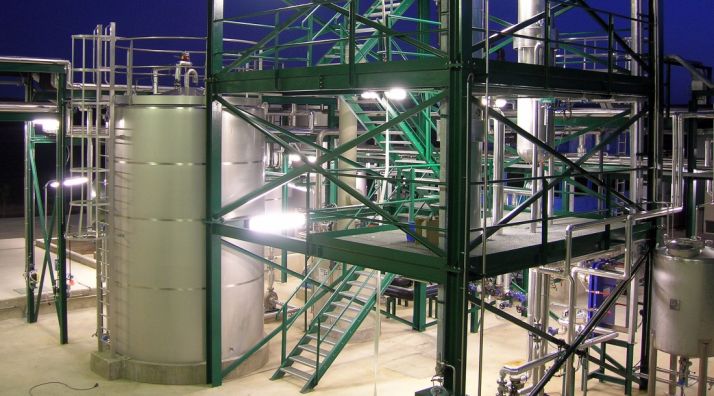 Torres de destilación. /Jta.