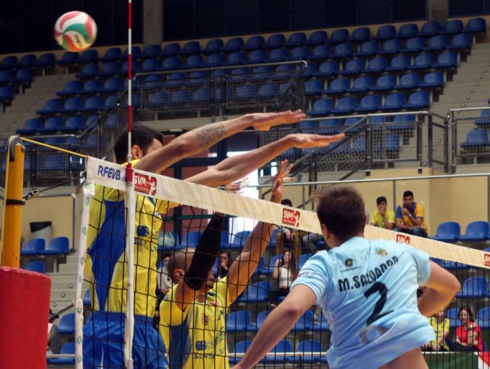Un momento del partido Vecindario-Río Duero. /RFEVB