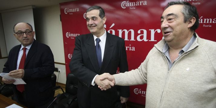 Gómez (dcha.) y Santamaría sellan su compromiso en presencia de Lázaro. /SN