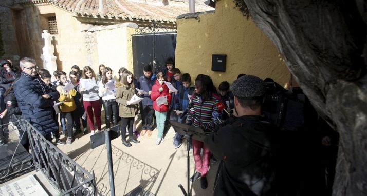 Un momento de la ofrenda a Leonor este miércoles en el cementerio. /SN