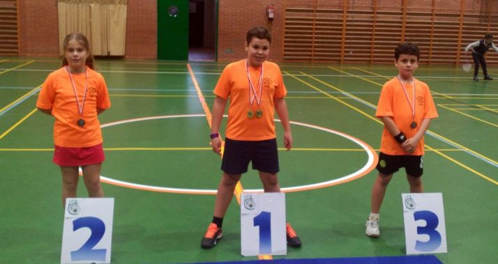 Los pequeños con sus medallas./CBS