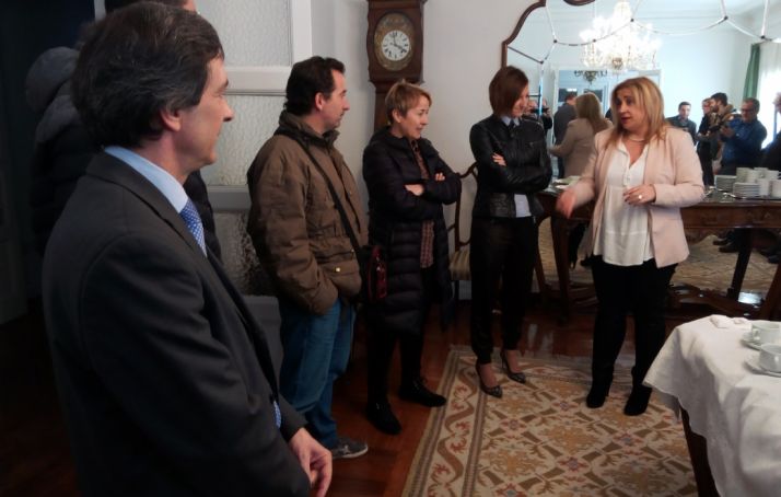 La subdelegada con los periodistas. /SN
