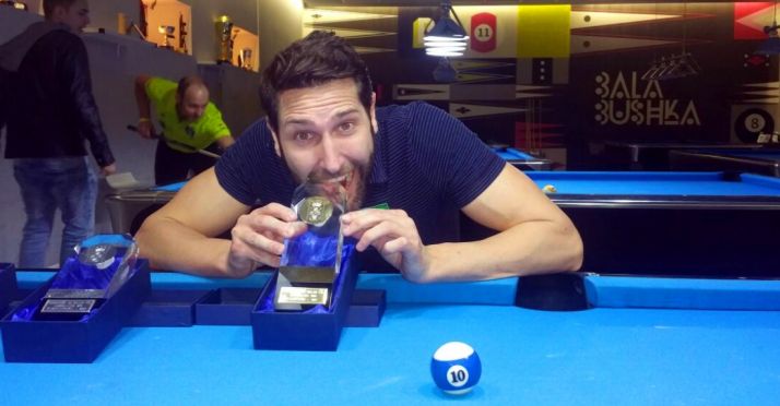 El billarista con su trofeo./CAN