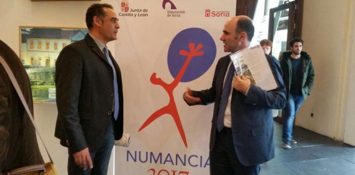 Martín Navas (izda.) en la feria navarra./Dip.