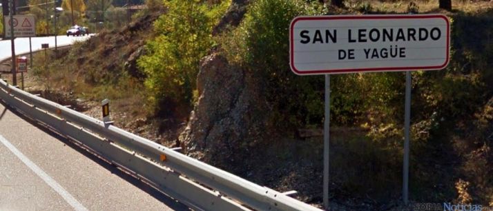 Distintivo con el nombre de la localidad a la entrada de su casco urbano, en la N-234. /SN