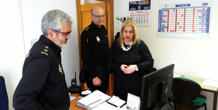 La subdelegada, con el comisario jefe en las dependencias del CNP. / Subdeleg.