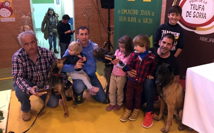 Los propietarios con sus perros truferos.