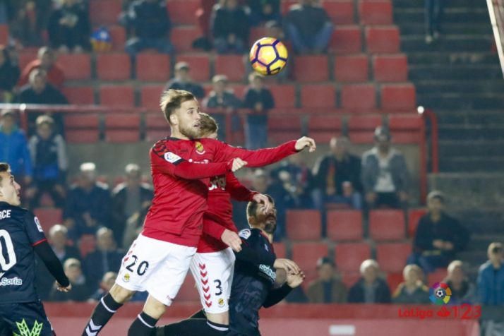 Cordero abre el marcador de cabeza.