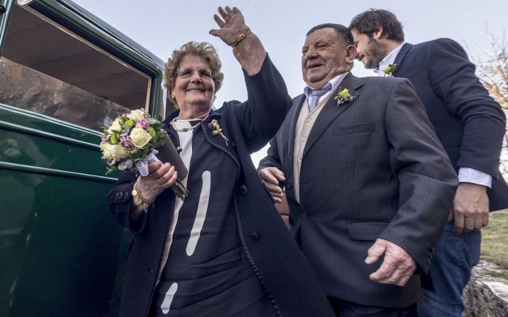 Urbano Cascante y Melania Sanz, a la llegada a la iglesia para celebrar su 60 aniversario. /Cedidas a