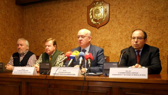 Huerta, en el centro acompañado por Del Caño y Aguarón (izda) y por Bozal (dcha.). /SN)