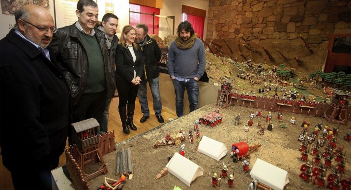 Representantes de las instituciones en la presentación de la muestra en Garray./SN
