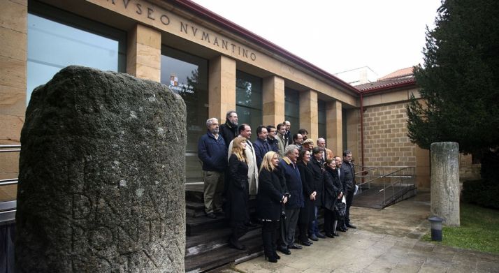 Autoridades y representantes de asociaciones implicadas en la efeméride. /SN