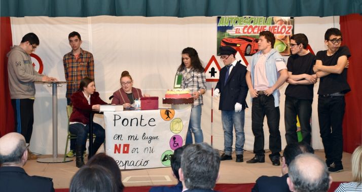 Los alumnos representando su obra. /Jta.