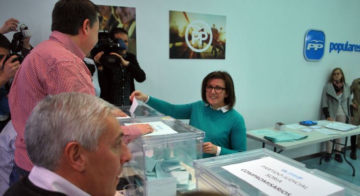 Angulo, ejerciendo su voto este viernes. /SN