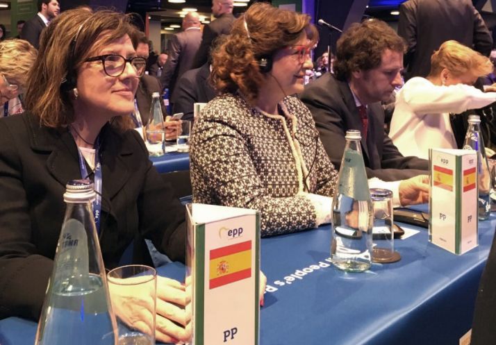 Angulo (izda.) en el congreso de Malta.