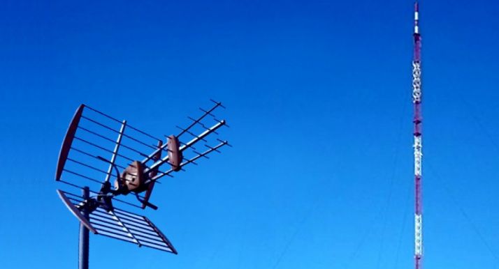 Una antena doméstica de TDT y un repetidor de señal. /SN 