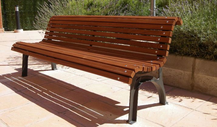 Un banco en un espacio público.