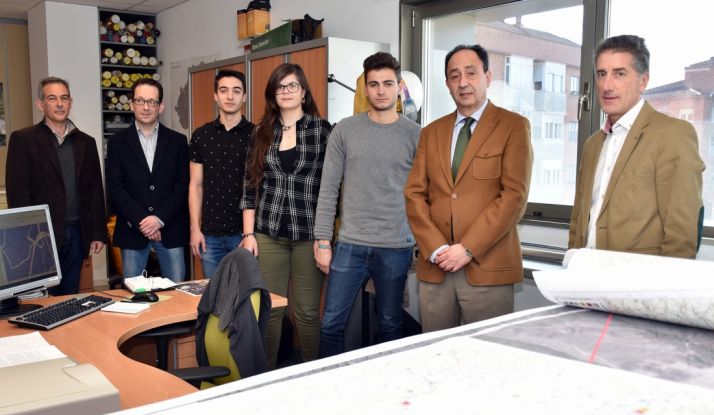 Los estudiantes con el delegado y responsables educativos y de la Junta. /Jta.