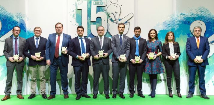 La soriana Raquel Martínez, (3ª dcha.) con el premio otorgado. /Correo Farmacéutico