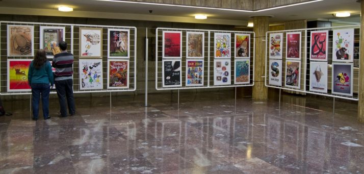 Carteles sanjuaneros en el patio de columnas del Ayuntamiento.