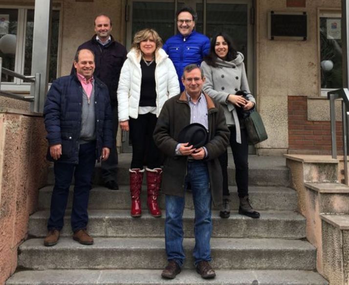 Castaño, (arriba izda.) con miembros de C´s.