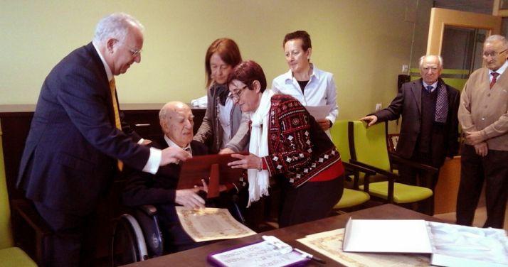 El centenario, en el homenaje./Dip.