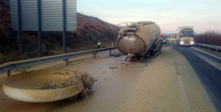 La cisterna tras el accidente este miércoles. /SN