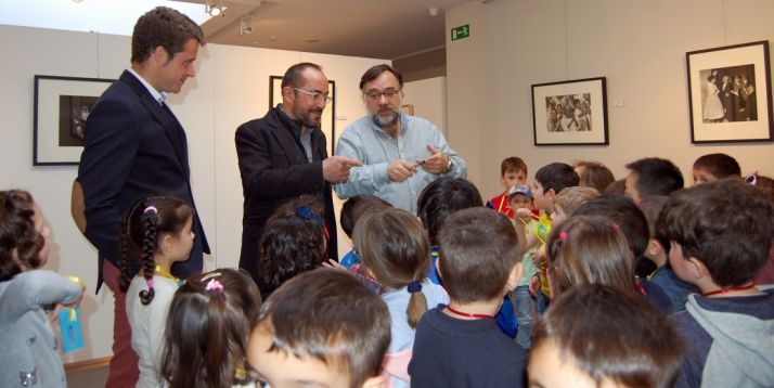 Rey (ctro.) en la visita a la galería soriana. /Dip.
