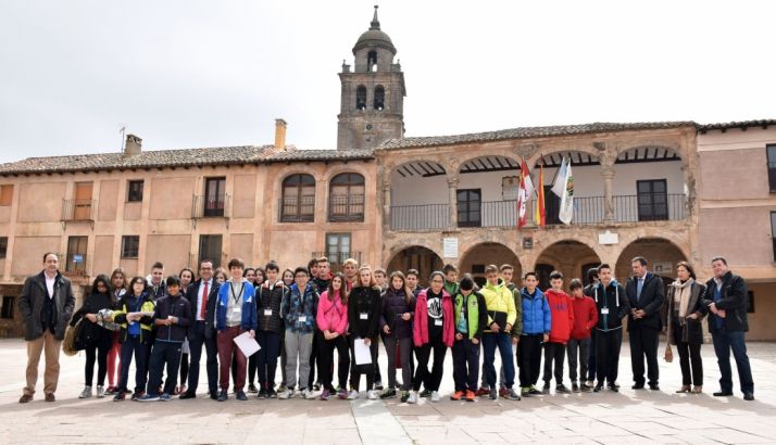 Responsables de Educación con alumnos del CRIE Bilingüe, esta mañana en Medinaceli.