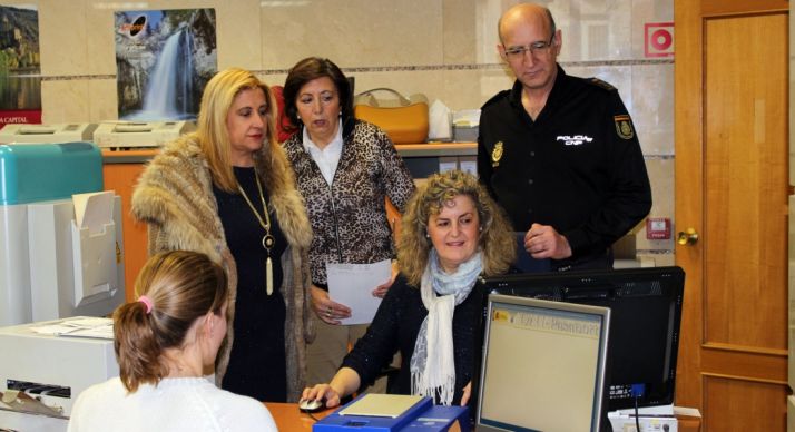 La subdelegada, (izda.) en la comisaría.