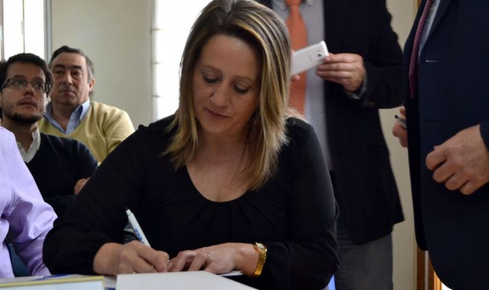 Belén Redondo, (C´s) firmando ayer en FOES./SN