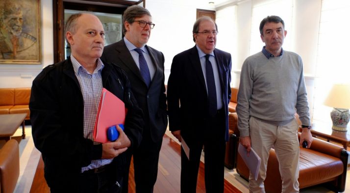 Temprano (UGT, izda.), Aparicio (CECALE), Herrera (Junta) y Hernández (CC OO) este viernes./Jta.)