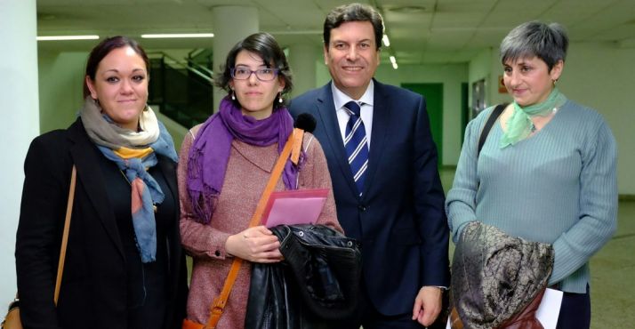 Victoria Tortosa, de La Exclusiva (izda.) en con las ponentes y el consejero. /Jta