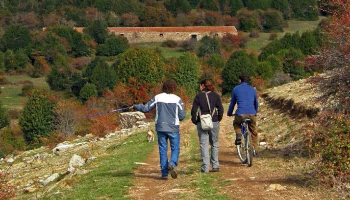 Personas paseando por Garagüeta./EN